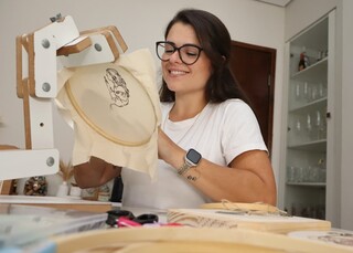 Ap&oacute;s viver enchentes no RS, s&oacute; o bordado salvou controladora de voo