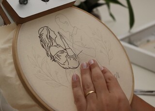 Ap&oacute;s viver enchentes no RS, s&oacute; o bordado salvou controladora de voo