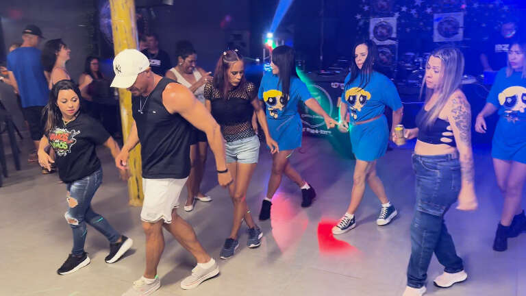 Na Vila Marli, bar vira point para dançar flashback sem vergonha