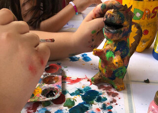 Oficina estimula crian&ccedil;as a reaproveitar materiais para criar brinquedos