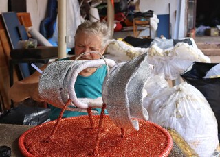 Catedr&aacute;ticos do Samba aposta no flashback para levantar a avenida