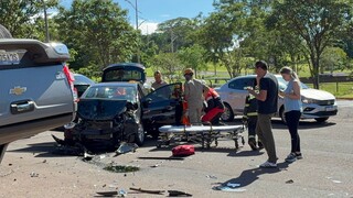 Capotagem deixa dois feridos e trava tr&acirc;nsito na Via Parque