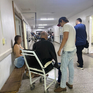 Caos por falta de anestesistas deixa pacientes espalhados em macas na Santa Casa