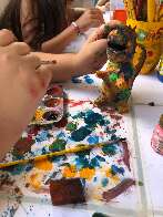 Oficina estimula crian&ccedil;as a reaproveitar materiais para criar brinquedos