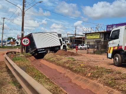 Concession&aacute;ria justifica canaleta aberta na BR-163 ap&oacute;s queda de caminh&atilde;o-ba&uacute;