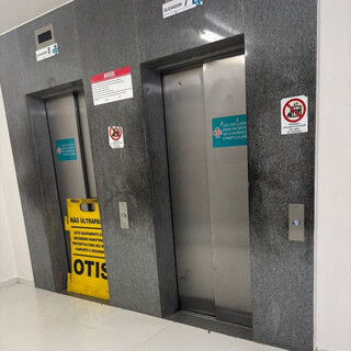 Caos por falta de anestesistas deixa pacientes espalhados em macas na Santa Casa