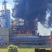 Inc&ecirc;ndio de grandes propor&ccedil;&otilde;es atinge usina e fuma&ccedil;a densa &eacute; vista de longe