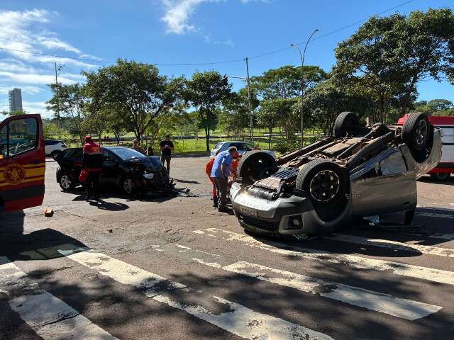 Capotagem deixa dois feridos e trava tr&acirc;nsito na Via Parque