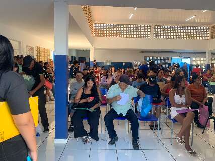 Em busca de emprego, trabalhadores lotam Cras pelo segundo dia consecutivo