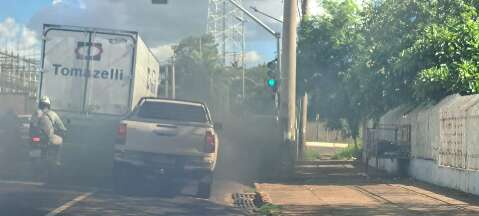 Caminhonete solta nuvem de fuma&ccedil;a, chama aten&ccedil;&atilde;o e motorista pode ser multado