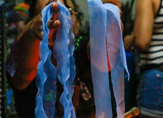 &Aacute;guas de Oxal&aacute;, Iemanj&aacute; e Oxum inspiram fantasias da Deixa Falar 