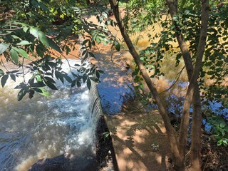 Enquanto alagamentos espalham medo, cidade falha no b&aacute;sico da manuten&ccedil;&atilde;o 