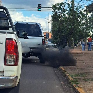 Caminhonete solta nuvem de fuma&ccedil;a, chama aten&ccedil;&atilde;o e motorista pode ser multado