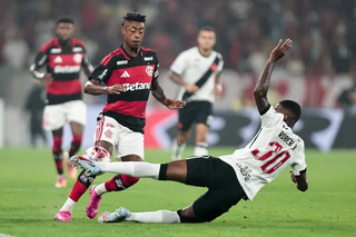 Gol de Carrascal define clássico entre Flamengo e Vasco no Maracanã Gol de Carrascal define clássico entre Flamengo e Vasco no Maracanã
