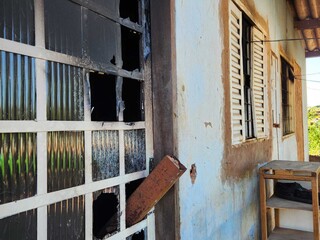 Casa de alvenaria &eacute; tomada pelo fogo no bairro Nova Lima