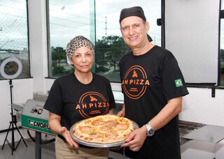 Romilda maquiou famosos na Globo e apostou tudo para ser pizzaiola Romilda maquiou famosos na Globo e apostou tudo para ser pizzaiola