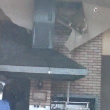 Princ&iacute;pio de inc&ecirc;ndio em restaurante aciona alarme e &aacute;gua derruba teto