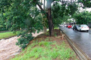 Enquanto alagamentos espalham medo, cidade falha no b&aacute;sico da manuten&ccedil;&atilde;o 