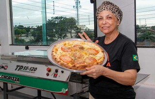 Romilda maquiou famosos na Globo e apostou tudo para ser pizzaiola Romilda maquiou famosos na Globo e apostou tudo para ser pizzaiola