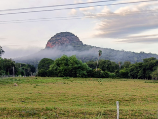 Entre as nuvens, foto mostra espet&aacute;culo ao amanhecer na regi&atilde;o do Paxixi