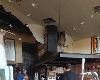 Fogo aciona alarme e &aacute;gua derruba teto de restaurante em shopping