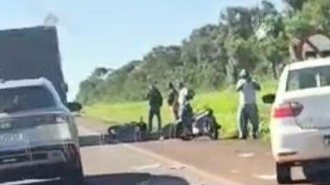 Motociclista morre ap&oacute;s ser atingido por telha que caiu de caminh&atilde;o