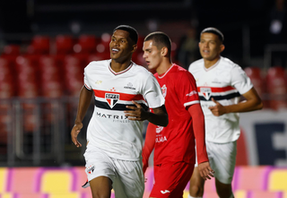 São Paulo domina Ibrachina e confirma presença na final da Copinha São Paulo domina Ibrachina e confirma presença na final da Copinha