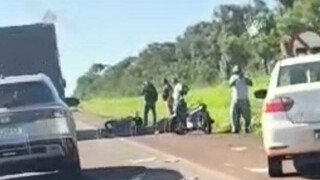 Motociclista morre após ser atingido por telha que caiu de caminhão Motociclista morre após ser atingido por telha que caiu de caminhão