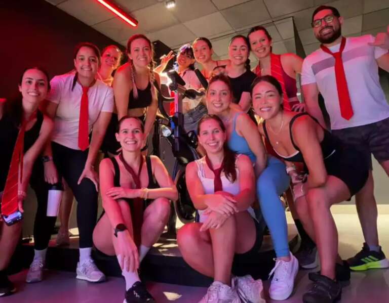 Amor por RBD virou aula de pedal temática com direito a figurino e hits