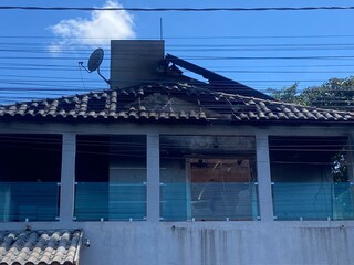Sob risco de desmoronamento, fam&iacute;lia tem de sair ap&oacute;s filho colocar fogo em casa