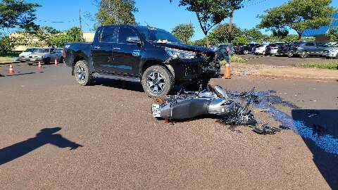 Motociclista de 19 anos morre ao ser atingido por caminhonete em cruzamento