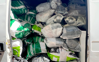 Mais de 1 mil pares de t&ecirc;nis falsificados s&atilde;o apreendidos em loja no Centro