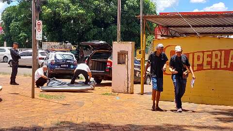 Morador de rua cai, bate a cabe&ccedil;a e morre em pra&ccedil;a 