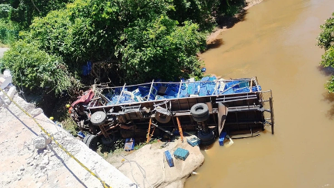 Caminhoneiro morre ap&oacute;s caminh&atilde;o cair em rio &agrave;s margens da BR-163