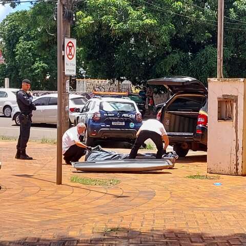 Morador de rua cai, bate a cabe&ccedil;a e morre em pra&ccedil;a 