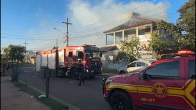 Sob risco de desmoronamento, fam&iacute;lia tem de sair ap&oacute;s filho colocar fogo em casa