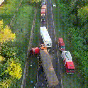Batida entre tr&ecirc;s carretas e Jeep deixa uma pessoa morta na BR-163