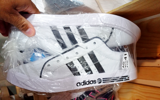 Mais de 1 mil pares de t&ecirc;nis falsificados s&atilde;o apreendidos em loja no Centro