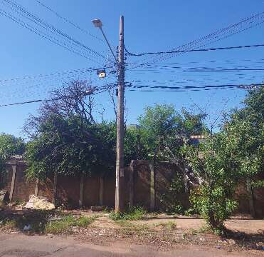 H&aacute; mais de um ano, postes queimados deixam rua do Taveir&oacute;polis no escuro