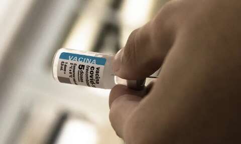 Ap&oacute;s cinco anos de vacina&ccedil;&atilde;o, covid recua, mas ainda preocupa