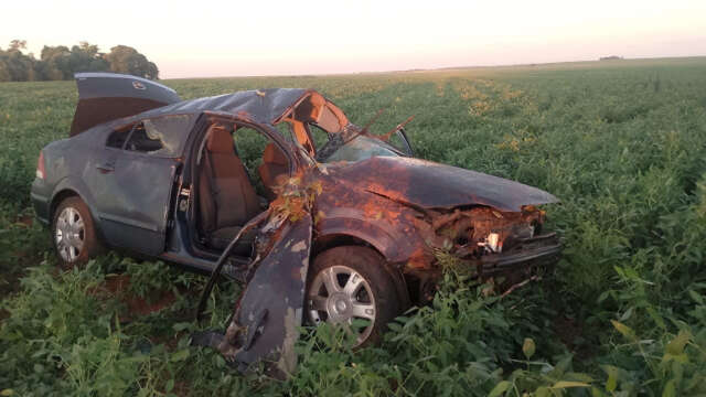 Acidente deixa passageira em estado grave e Vectra destru&iacute;do na MS-316