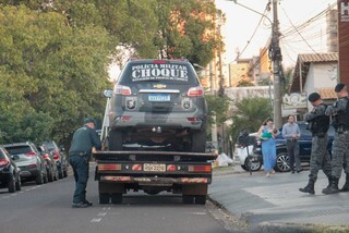 Durante persegui&ccedil;&atilde;o, viatura do Choque bate em muro e suspeito foge