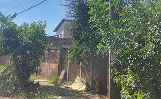 H&aacute; mais de um ano, postes queimados deixam rua do Taveir&oacute;polis no escuro