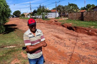 Com R$ 29 milh&otilde;es para asfalto, bairro tem rua intransit&aacute;vel e &ldquo;obra em chin&ecirc;s&rdquo;