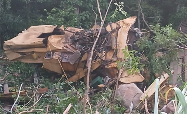 Caminh&atilde;o que transportava colheitadeira cai de serra e deixa dois mortos 