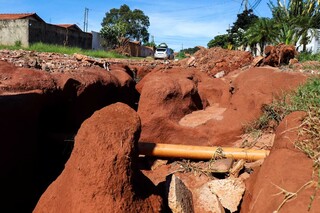 Com R$ 29 milh&otilde;es para asfalto, bairro tem rua intransit&aacute;vel e &ldquo;obra em chin&ecirc;s&rdquo;