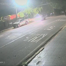 Carro atinge pilastra de restaurante japon&ecirc;s durante a madrugada