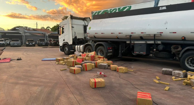Motorista &eacute; preso transportando oito toneladas de drogas, arma e muni&ccedil;&otilde;es 