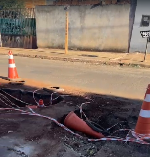 Reparo em rede de &aacute;gua deixa buraco aberto por 10 dias em avenida do Aero Rancho
