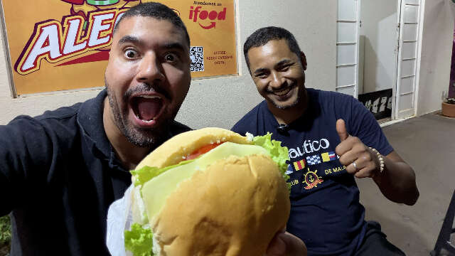 Com x-salada a R$ 10, casal faz a alegria da galera no Itamarac&aacute;